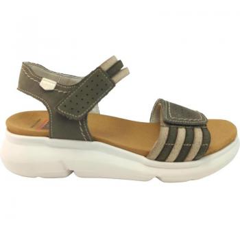 Cómoda Sandalia mujer de On Foot línea BORA 90500 en suave piel kaki con ajuste de velcros, forro transpirable, cómoda cuña blanca ligera, flexible y amortiguadora, altura tacón bajo (3-