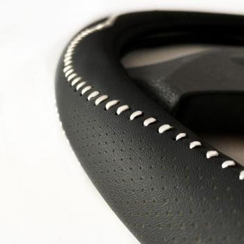 Funda de volante Momo Tuning Universal Negro y Rojo