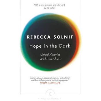 Livro Hope In The Dark: Untold Histories, Wild Possibilities - Libro de no ficción que explora historias no contadas y posibilidades salvajes, con un enfoque en la esperanza y la resiliencia