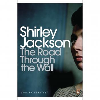 The Road Through the Wall (Penguin Modern Classics) - libro de ficción, autor: Shirley Jackson, publicado por Penguin Classics, incluye temas de horror psicológico y exploración social, con un estilo narrativo envolvente y personajes complejos