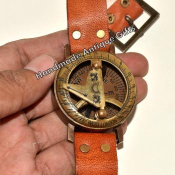 Reloj solar y brújula de pulsera de latón con grabado marítimo