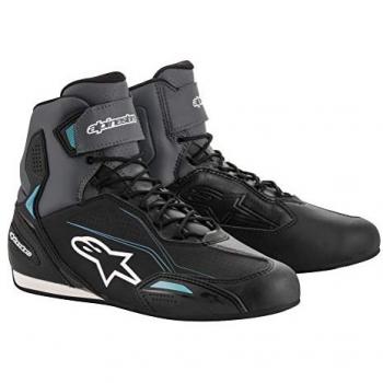 Alpinestars Zapatillas de Moto Sektor Negro-Blanco, características: diseño deportivo, construcción en cuero sintético, protección en tobillo, suela antideslizante, cierre con cordones y refuerzos en áreas clave