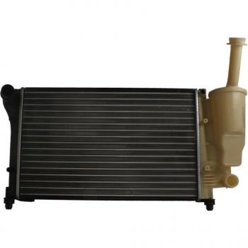 Radiador NISSENS 617853 para refrigeración del motor, características: diseño de alta eficiencia, construcción robusta, material de aluminio y plástico, compatibilidad con vehículos específicos, fácil instalación y rendimiento óptimo en la regul