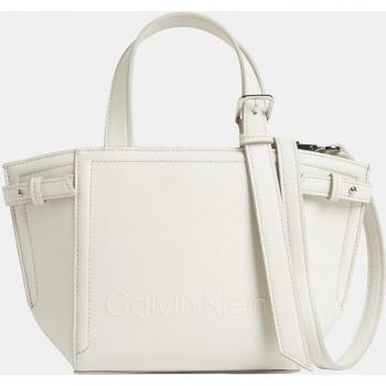 Bolso de mano pequeño Calvin Klein de poliéster reciclado en crudo con asa larga y strap ajustable