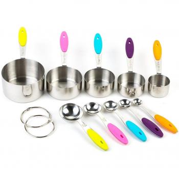 Tazas y cucharas de medir apilables de 10 piezas con material de acero inoxidable y asa de mango de silicona- 5 tazas y 5 cucharas anidadas perfectamente para medir los ingredientes secos y líquidos