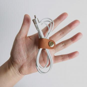 Estuche de cuero para auriculares con cable USB portátil y organizador para escritorio