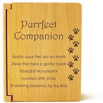 Compañero de gato Purrfect álbum de fotos, de madera de arce madera. Grabado con suave ojos que ven So Much. Patas que have the gentle Touch. Graceful movimientos tocado con Pride. A calmante presencia de mi lado.