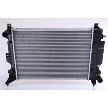 Radiador NISSENS 64035A para refrigeración del motor, compatible con diversos modelos de vehículos, fabricado en materiales de alta calidad, diseño optimizado para una eficiente transferencia de calor y durabilidad, incluye conexiones precisas y es fá