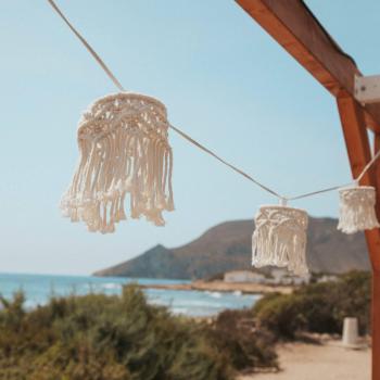 Guirnalda de luces solar Newgarden Mykonos, blanca, IP44, 800 cm de largo, hecha de nudos de macramé, carga solar o cable, 8 bombillas LED de luz cálida, fabricada
