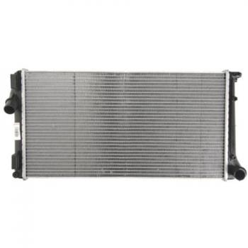 Radiador de refrigeración del motor DENSO DRM13020, compatible con múltiples vehículos, fabricado en aluminio y plástico, diseño optimizado para un mejor flujo de aire y eficiencia térmica, incluye conexiones precisas para fácil instalación
