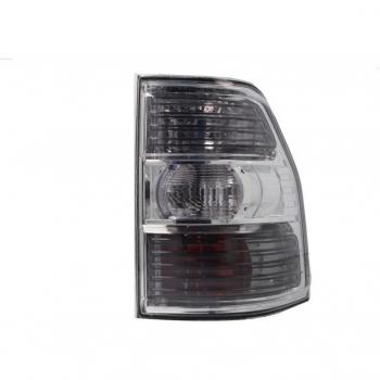 Luz trasera TYC 11-12235-05-2 con características de piloto trasero, diseño específico para vehículos, alta visibilidad, fácil instalación y cumplimiento con normativas de seguridad