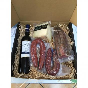 Cesta lote gourmet de regalo navideño empleados con salchichón y chorizo herradura ibérico, lomo extra curado, cuña de queso curado y vino crianza Marques de Carrión