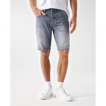 Bermuda de hombre en denim gris claro con efecto de lavado