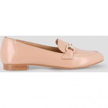 Mocasines de mujer nude en piel con diseño clásico y elegante