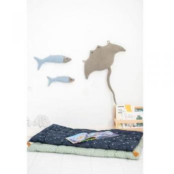 Pack 3 peluches infantiles de pared Crochetts: decoración con raya gris y dos peces azul claro, incluye manta
