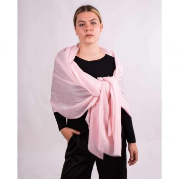 Estola de lana en rosa suave para completar tus outfits de invierno