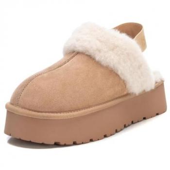 Zuecos de mujer Xti con doble suela estilo australiana, color beige, cierre elástico y altura de 3 a 5 cm