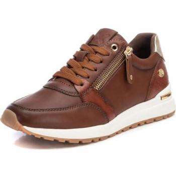 Zapatillas deportivas para mujer XTI 143202 de piel vegana color camel con cremallera y cordones, talla 37