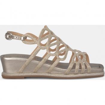 Sandalia joya de mujer Alma En Pena en piel color oro con pedrería y cuña baja, modelo V23747, puntera cuadrada y cierre con hebilla