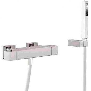 Bañera‑ducha termostática con cascada. Ducha de mano anticalcárea con soporte orientable y flexo.