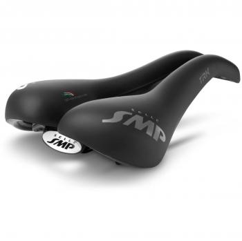 Sillín Selle SMP TRK Medium negro gris características: diseño ergonómico, acolchado de alta densidad, canal central para aliviar la presión, material resistente al agua, rieles de acero inoxidable y adecuado para ciclistas de larga distancia