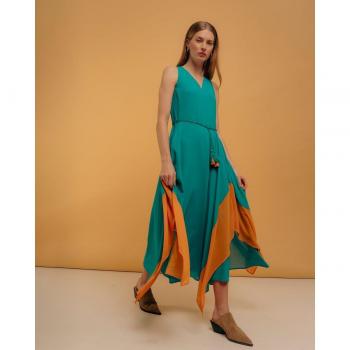 Vestido largo con volantes y contraste