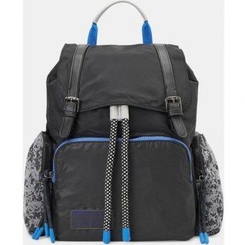 Mochila Munich Deep Negro con Detalles Frontales en Color Negro