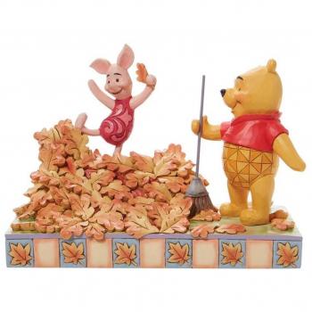 Figura Enesco Disney Traditions Winnie The Pooh y Piglet Recogiendo Hojas de Otoño