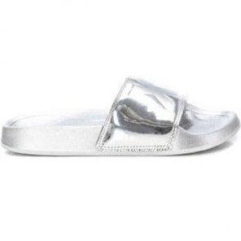 Chancla de mujer Xti 142551 Plata con pala acharolada y suela de goma