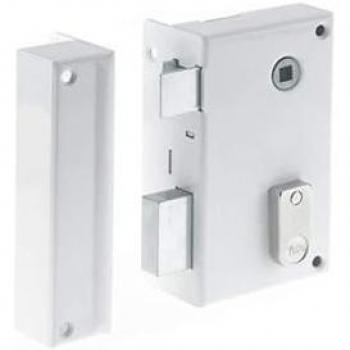 Cerradura vertical Yale YAV37G con solapa, 2 llaves, versión recta, dimensiones 12,5 x 7 x 18 cm, color blanco, fabricada en acero para puertas interiores