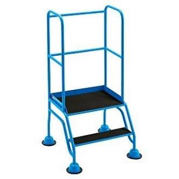 Escalera rodante Eurokraft Pro con tarima plataforma y 2 escalones antideslizantes con barandilla