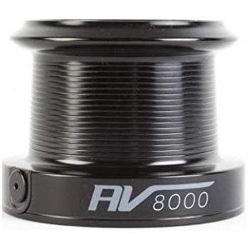 Bobina de repuesto Avid Carp AV8000 con características de alta resistencia, diseño optimizado para la pesca en agua dulce y salada, capacidad de línea mejorada, freno ajustable y construcción duradera