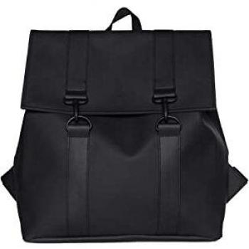 Mochila Rains Msn Bag Impermeable en Negro con Solapa y Diseño Contemporáneo