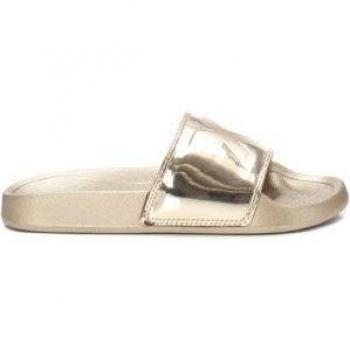 Chancla de Mujer Xti 142551 Plata con Detalles Acharolados y Suela Resistente