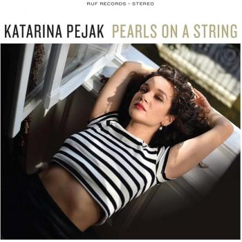 CD Pearls On A String - Katarina Pejak, incluye canciones de blues y rock con influencias de música folk, interpretadas por una artista reconocida por su habilidad en el piano y la voz emotiva