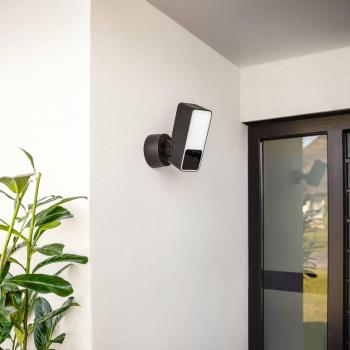 Eve Outdoor Cam Cámara de Seguridad Exterior con Iluminación Integrada, Compatible con HomeKit Secure Video, Resolución 1080p HD, Visión Nocturna, Wi-Fi 2.4 GHz, Sensor de Mov