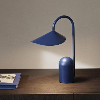 Lámpara de mesa LED Arum, azul, atenuable, IP44, recargable y portátil