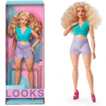 Barbie Signature Looks Muñeca Rubia con Pelo Largo, Articulada, Top Blanco y Shorts Vaqueros, para Coleccionistas (Mattel HJW83)
