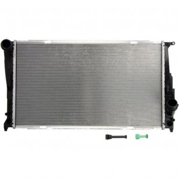 Radiador de refrigeración del motor DENSO DRM05003 con características de alta eficiencia, diseño optimizado para un mejor flujo de aire, construcción duradera en aluminio y capacidad para mantener temperaturas óptimas del motor