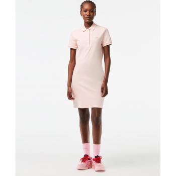 Vestido Polo Lacoste en piqué de algodón stretch, manga corta, cuello polo acanalado con cuatro botones, color rosa claro, talla 38