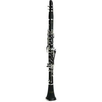 Clarinete en Sib. Cuerpo: caucho duro satinado. Llaves: níquel plateado. Zapatillas: Pisoni. 17 llaves y 6 anillos.