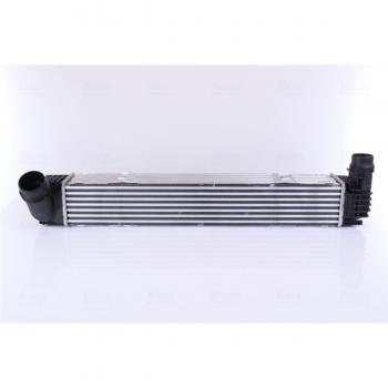 Intercooler de motor Nissens 96543 con diseño optimizado, fabricado en aluminio, alta eficiencia de refrigeración, compatible con diversos modelos de vehículos, fácil instalación y resistencia a la corrosión