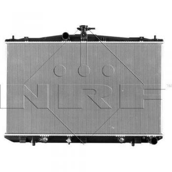Radiador de refrigeración del motor NRF 58611, con características de alta eficiencia en la disipación del calor, diseño optimizado para un ajuste preciso, fabricado con materiales duraderos y resistentes a la corrosión, compatible con múltiples mod