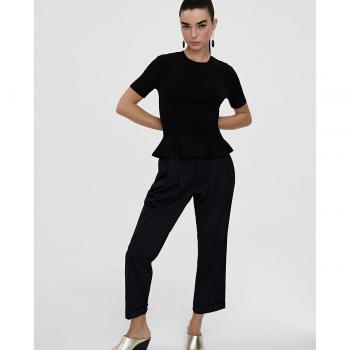 Pantalón recto de mujer de largo tobillero y detalle botón