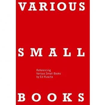 Libros Pequeños Variados: Referencias a Libros Pequeños de Ed Ruscha y Sombra Histórica de Internet