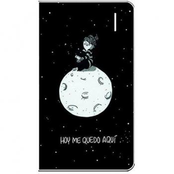 La Volátil Powerbank de 4.000 mAh color Negro con Diseño sentada sobre la Luna; Capacidad de 2 a 3 Cargas