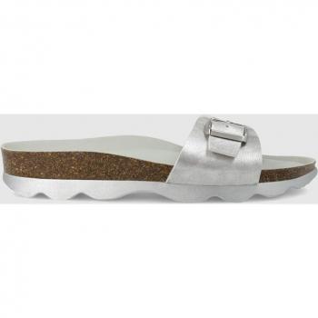 Sandalias planas de mujer en tejido efecto piel metalizada color plata con hebilla