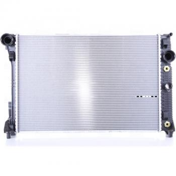 Radiador de refrigeración del motor NISSENS 67101 - Radiador de alta calidad, diseñado para un óptimo rendimiento del sistema de refrigeración, fabricado con materiales duraderos, compatible con vehículos específicos, fácil instalación y eficiente