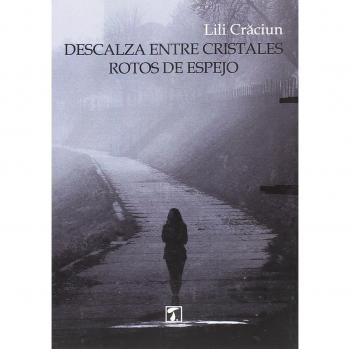 Descalza entre cristales rotos de espejo
