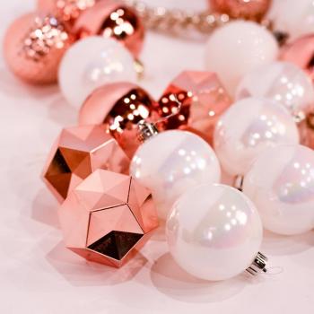 Bolas de Navidad 6cm bote 25u calidad GERIMPORT original ideal para decorar cualquier espacio, set de 25 bolas en colores rosa y blanco con brillo
